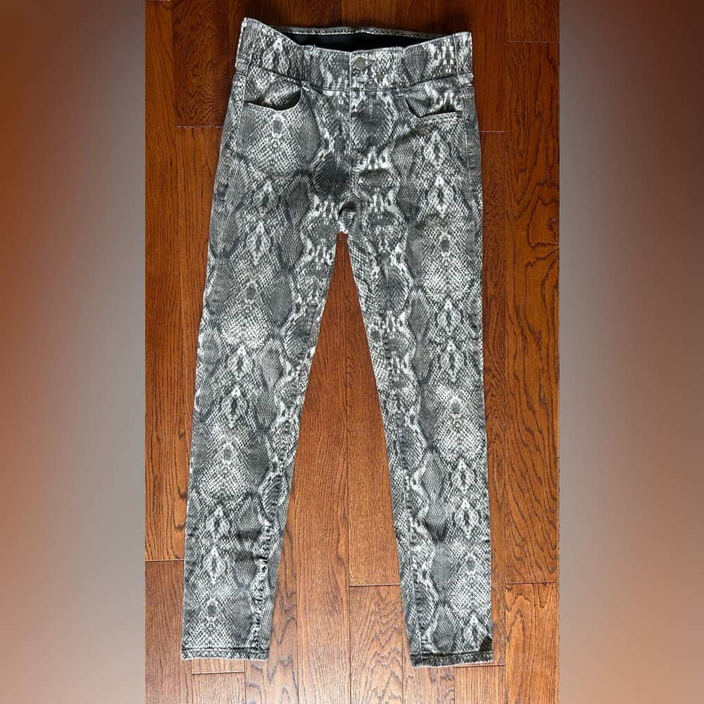 [Apt. 9] Size 6 Women’s Straight Leg Mid Rise Tummy Control Jeans Snake Print